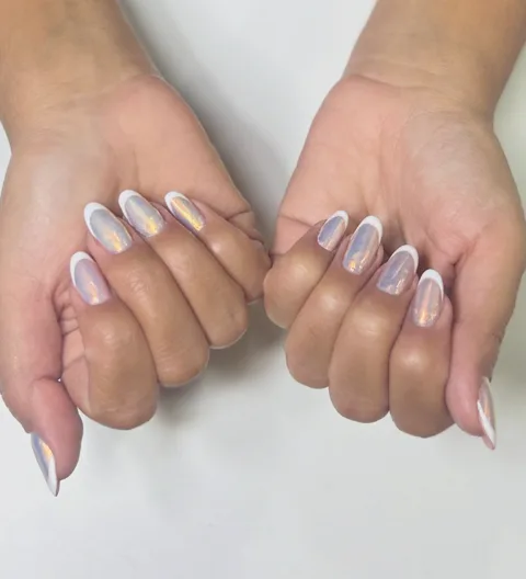 Unhas com efeito perolado furta-cor e francesinha branca